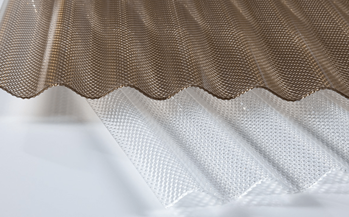 Suntuf® BeeHive polycarbonaat golfplaatmonster 100x100 mm, 2,8 mm dik met honingraatstructuur, perfect voor materiaalbeoordeling.

