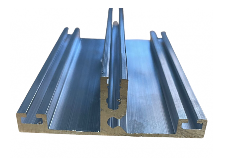 60 mm Alu Chevron onderprofiel met verbinding van Sunwood, biedt een stevige en betrouwbare basis voor polycarbonaatplaten met een elegante afwerking.