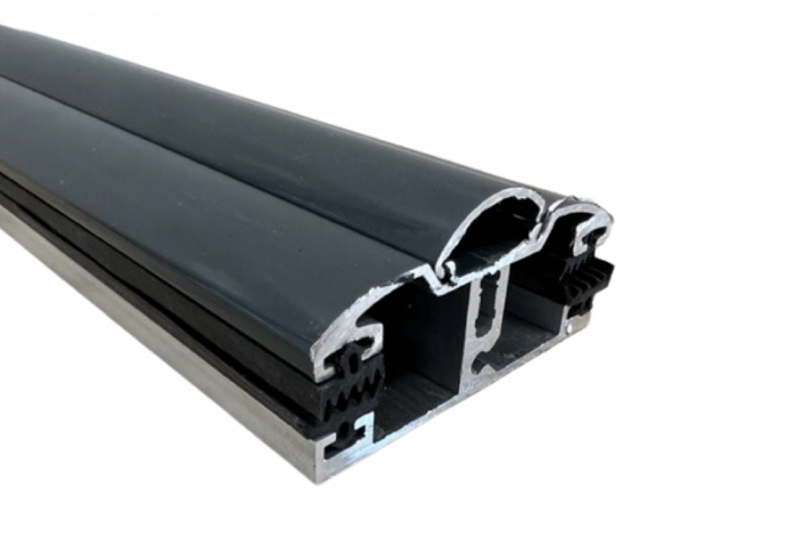 60 mm universele aluminium profielkit met verbindingsonderdelen in grijs, ontworpen voor betrouwbare en waterdichte verbindingen tussen polycarbonaatplaten.

