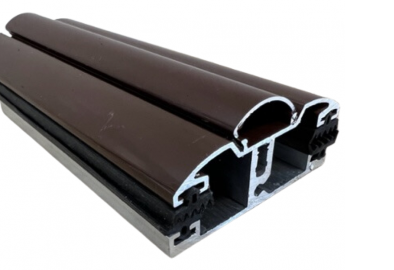 60 mm universele aluminium profielkit met verbindingsonderdelen in bruin, ontworpen voor betrouwbare en waterdichte verbindingen tussen polycarbonaatplaten in diverse constructies.